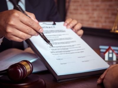 אבא לא משלם מזונות. ההורים שלו ישלמו.